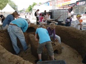 Jung und alt beim Bauen mit Ton